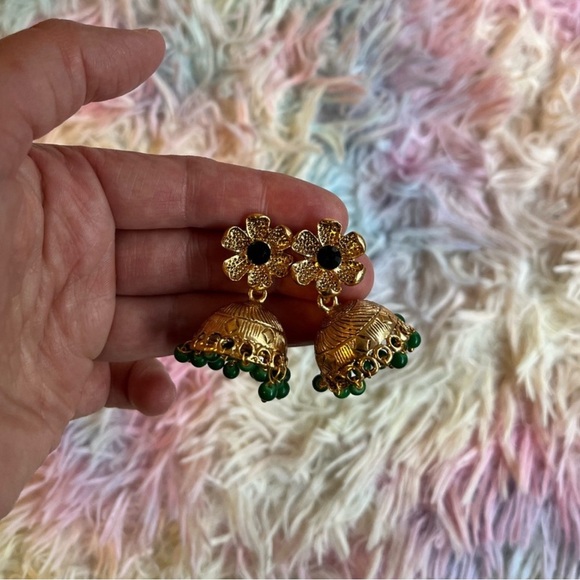 Elegant Golden and Green Floral Earrings - Picture 4 of 5